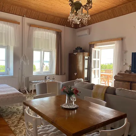 Bacchus - Borbarlang, Badacsony Apartment